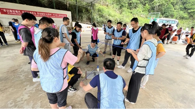 銅仁城交集團(tuán)九龍地礦投資開發(fā)公司組織開展戶外職工趣味運動會